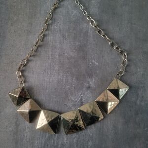 Elegant Gold Geometric Necklace